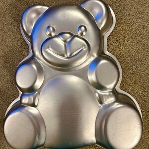 Wilton NWT vintage Huggable Teddy Bear Cake pan.